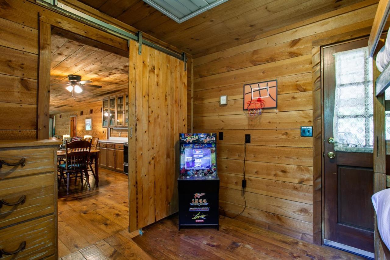 Forest Home Hot Tub Fire Pit Pool Table ピジョンフォージ エクステリア 写真