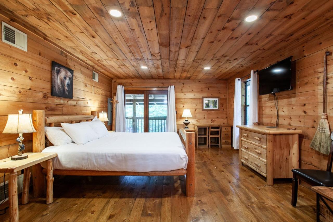 Forest Home Hot Tub Fire Pit Pool Table ピジョンフォージ エクステリア 写真